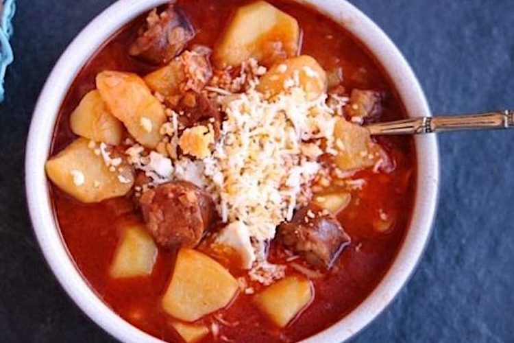 Guiso de patatas con chorizo olvidado por la despensa