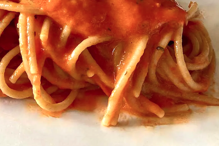 Pasta con lo que sobró de un frasco o lata de piquillos