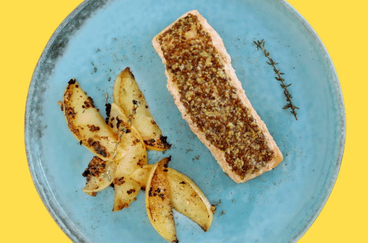Salmón con manzana marinada al horno
