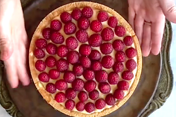 Tarta de crema de almendras con queso fresco y frambuesas