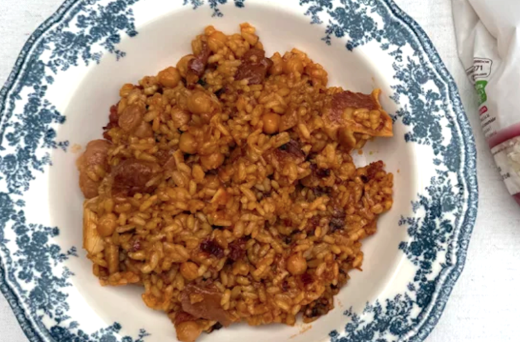Arroz con carne, embutido y garbanzos