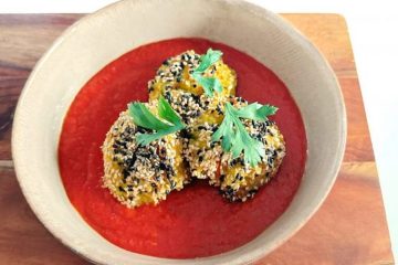 Bolitas crujientes de mijo, sésamo y verduras con salsa de tomate