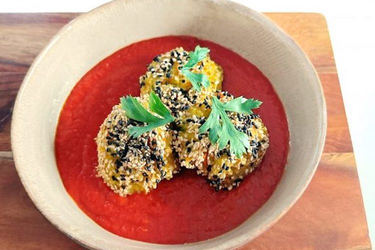 Bolitas crujientes de mijo, sésamo y verduras con salsa de tomate