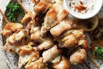 Brochetas de pollo con crema de alcachofa y queso