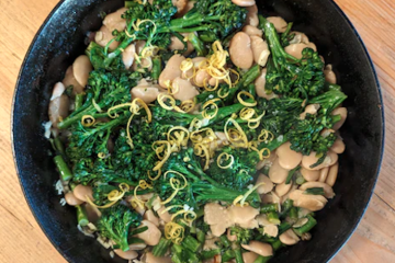 Brócoli y habitas tiernas con ajo y limón