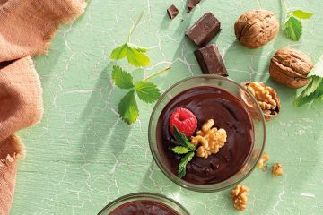 Copa de chocolate con nueces olvidadas por el armario