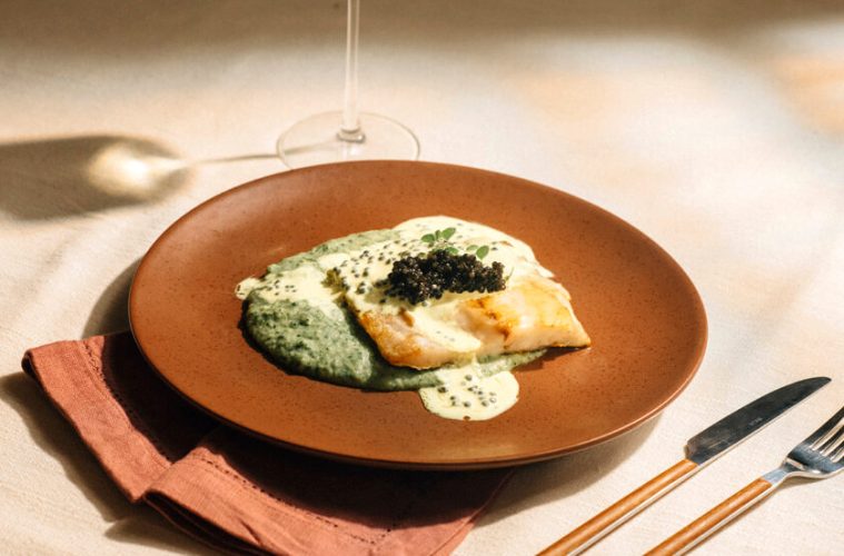 Corvina con puré de verduras y salsa de caviar