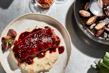 Costilla barbacoa y teriyaki con parmentier de ajo frito