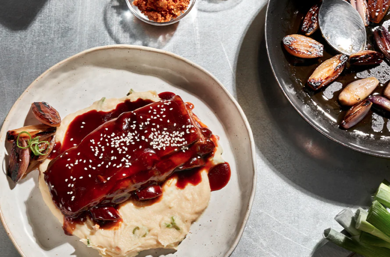 Costilla barbacoa y teriyaki con parmentier de ajo frito