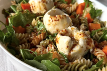 Ensalada de pasta con calabaza y helado de queso de cabra