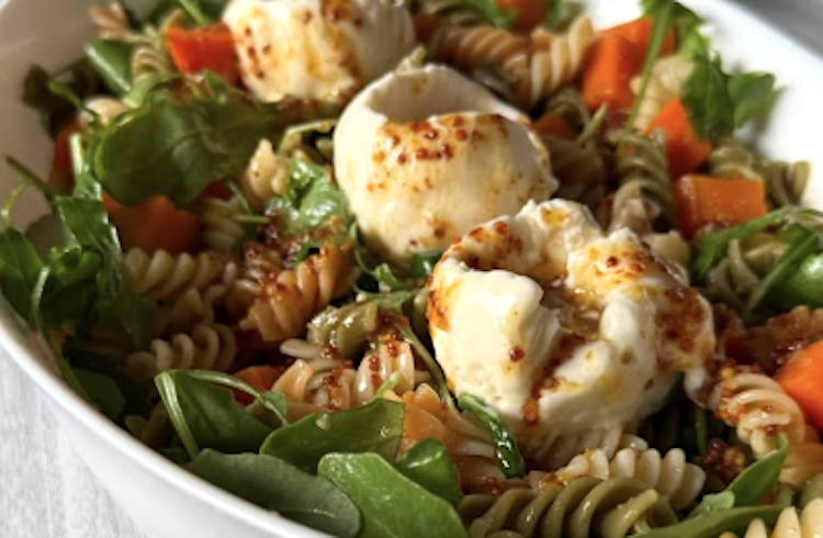 Ensalada de pasta con calabaza y helado de queso de cabra