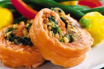 Filetes de salmón rellenos de espinacas y nueces