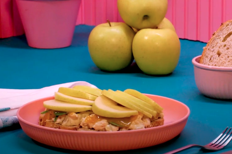 Pan payés con ensalada de pollo y manzana