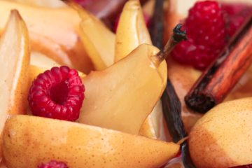 Peras que empiezan a madurar con puré de frambuesa y almendras