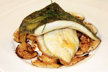 Pescado a la plancha con carpaccio de boletus sobrante y patatas