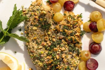 Pescado empanado con pistachos y uvas