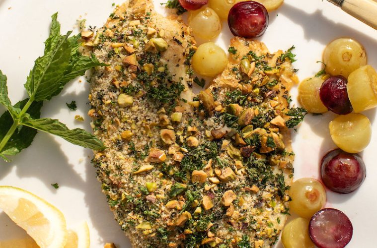 Pescado empanado con pistachos y uvas