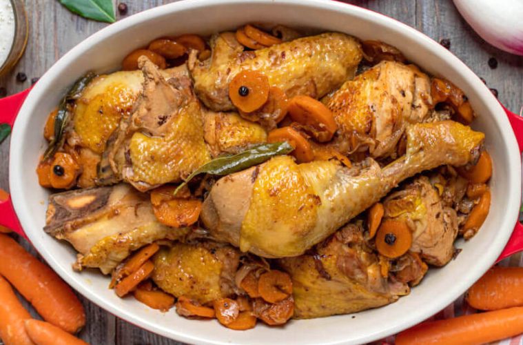 Pollo con una cerveza abierta que sobró de ayer