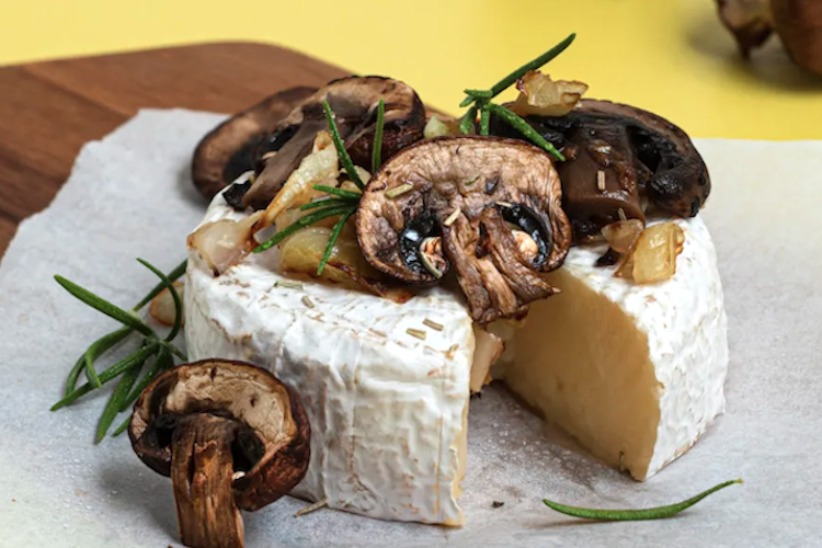 Queso al horno con champiñones que empiecen a ponerse feos