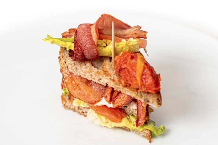 Sandwichitos de bacon marinado, tomate asado y besamel