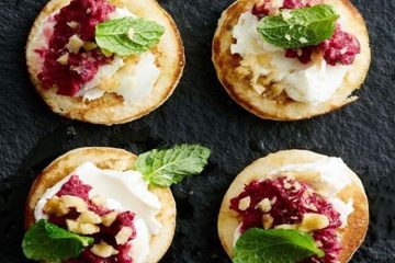 Blinis navideños con restos de remolacha y queso