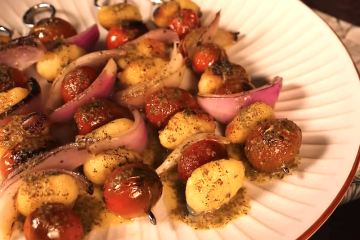 Brochetas de ñoquis y hortalizas con salsa verde