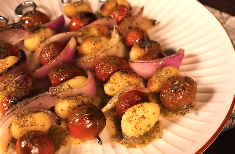 Brochetas de ñoquis y hortalizas con salsa verde