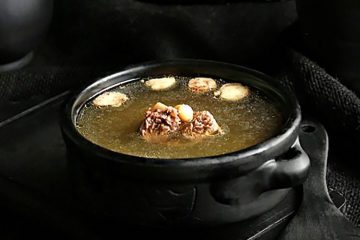 Caldo casero de restos de ternera, pollo y verduras