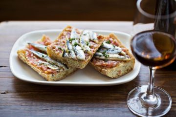 Canapés de boquerones en vinagre con tomate
