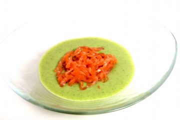 Crema de calabacín con tropezones de salmón ahumado