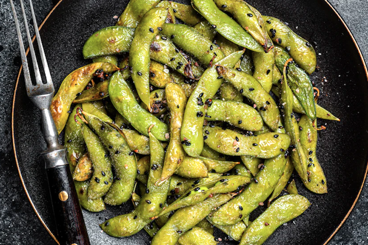 Edamame con pimienta de Sichuan y semillas de sésamo