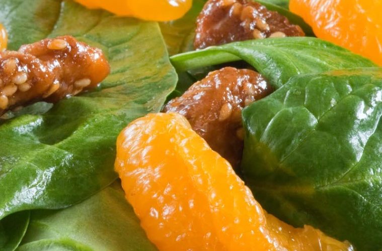 Ensalada de espinacas, mandarina y ciruelas pasas