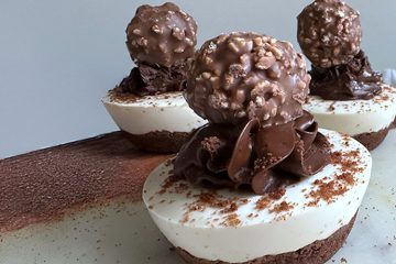 Minicheesecakes con chocolate negro y bombón crujiente