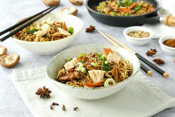 Noodles a las cinco especias chinas con atún y salsa sriracha