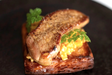 Pan brioche tostado con foie y tortilla de patata