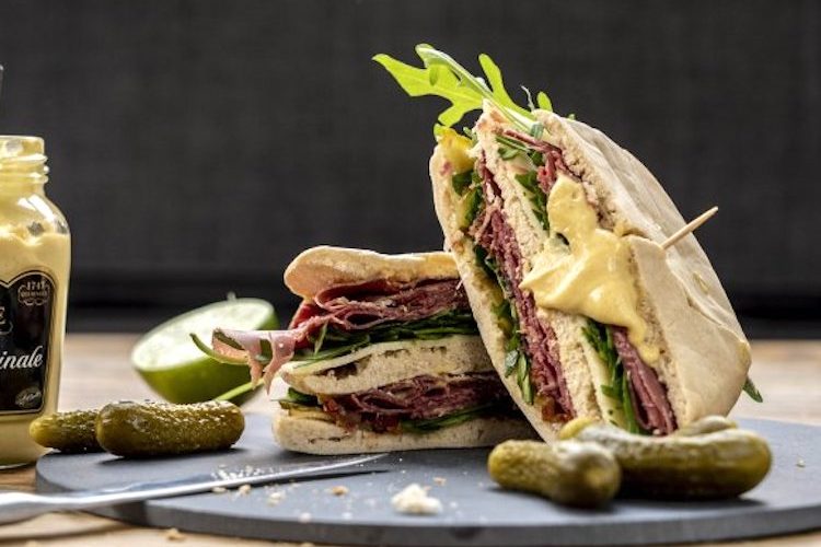 Pan de pita con pastrami, parmesano y mostaza de Dijon