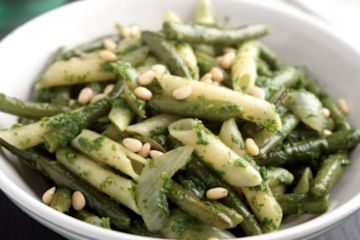 Pasta con judías verdes y piñones