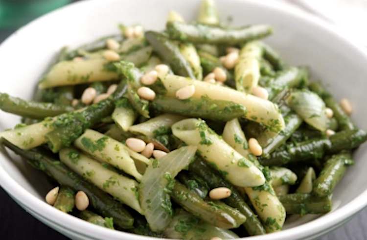 Pasta con judías verdes y piñones
