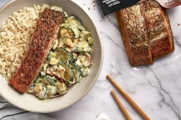 Salmón a las tres pimientas de Sichuan con arroz integral y semillas
