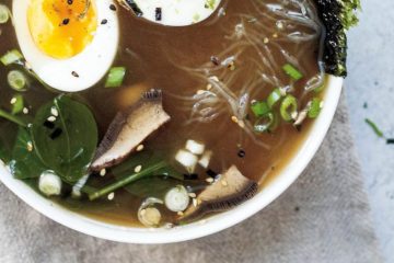 Sopa de verduras y huevo con restos de una Guinness de ayer