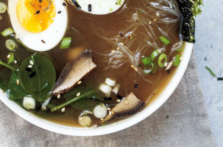 Sopa de verduras y huevo con restos de una Guinness de ayer