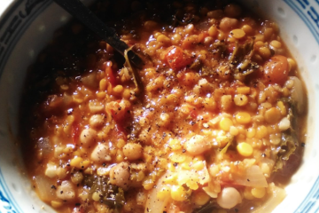 Sopa marroquí de lentejas, garbanzos y col rizada