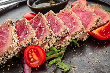 Tataki de atún con vinagreta de aceite de sésamo y vinagre de arroz