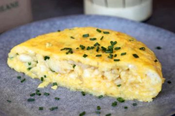 Tortilla de merluza y cebollino