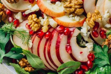 Ensalada de brotes tiernos con manzana, granada y queso azul
