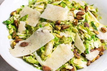 Ensalada templada de coles de Bruselas con pistachos y parmesano