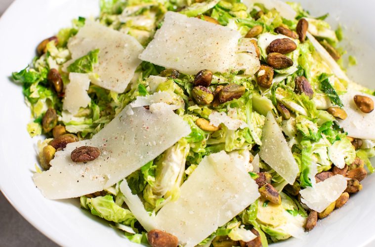 Ensalada templada de coles de Bruselas con pistachos y parmesano