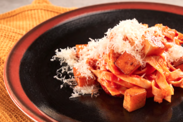 Fettuccine con calabaza salteada y queso ahumado
