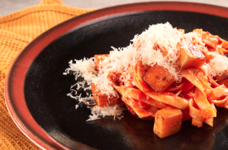 Fettuccine con calabaza salteada y queso ahumado