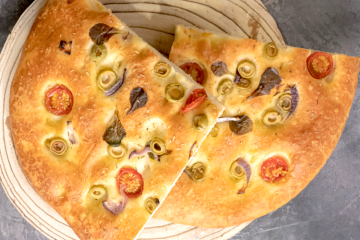 Focaccia de aceitunas y tomate